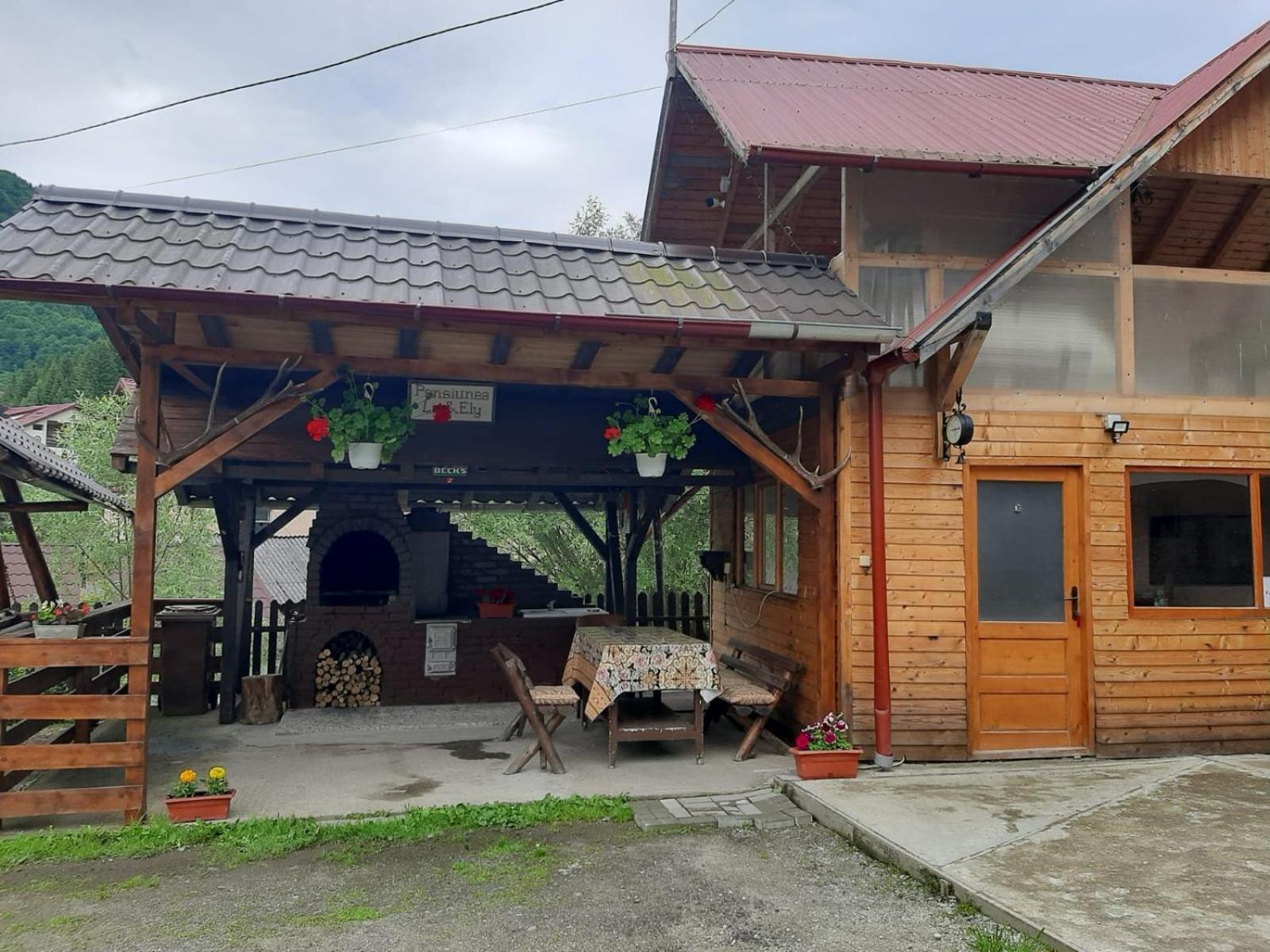 Lip Si Ely Hotell Dîmbovicioara Exteriör bild
