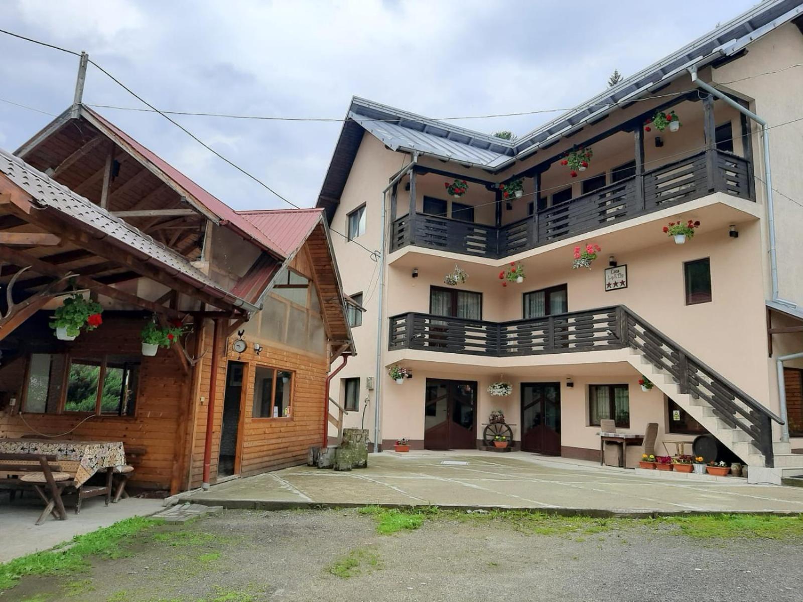 Lip Si Ely Hotell Dîmbovicioara Exteriör bild