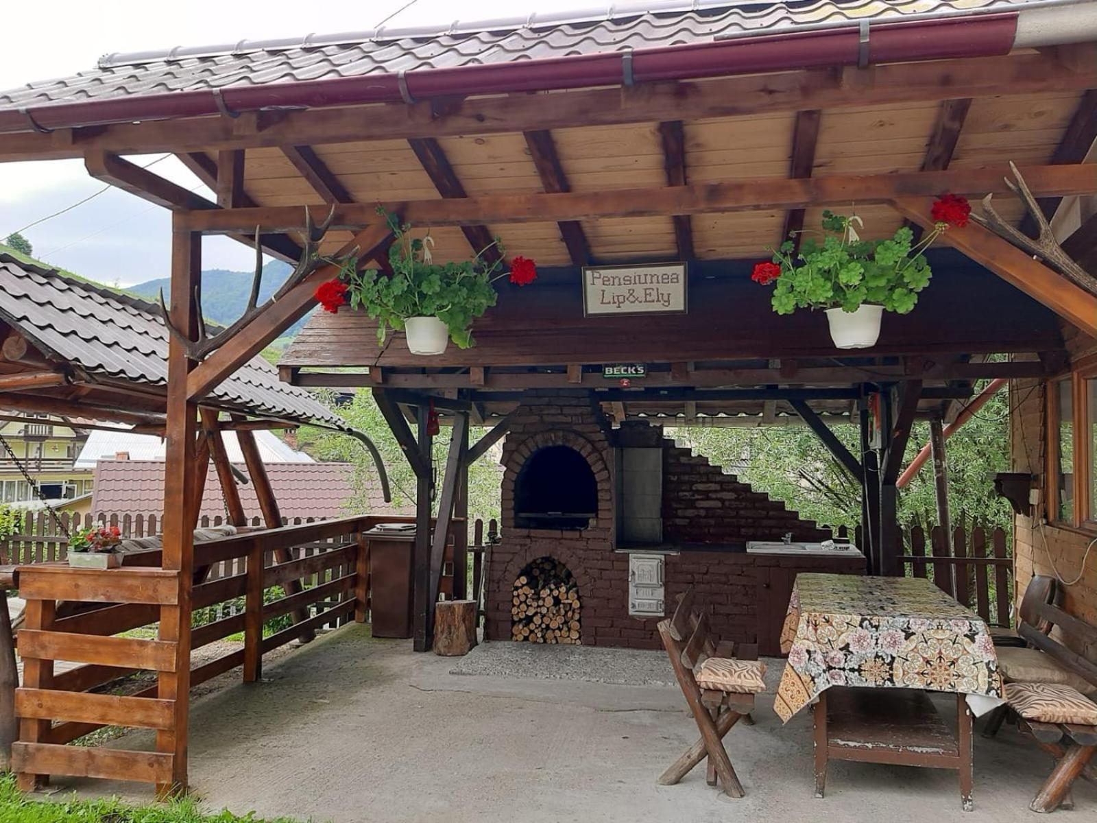 Lip Si Ely Hotell Dîmbovicioara Exteriör bild