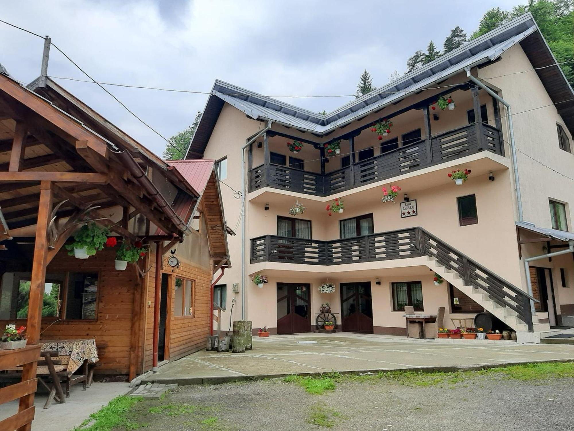 Lip Si Ely Hotell Dîmbovicioara Exteriör bild