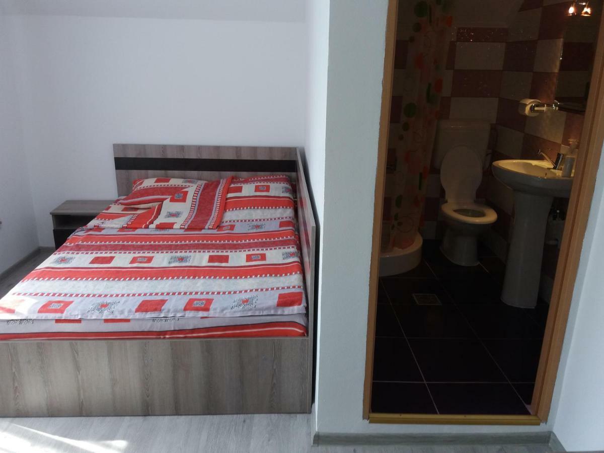Lip Si Ely Hotell Dîmbovicioara Exteriör bild