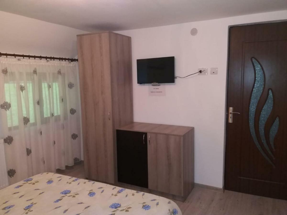 Lip Si Ely Hotell Dîmbovicioara Exteriör bild