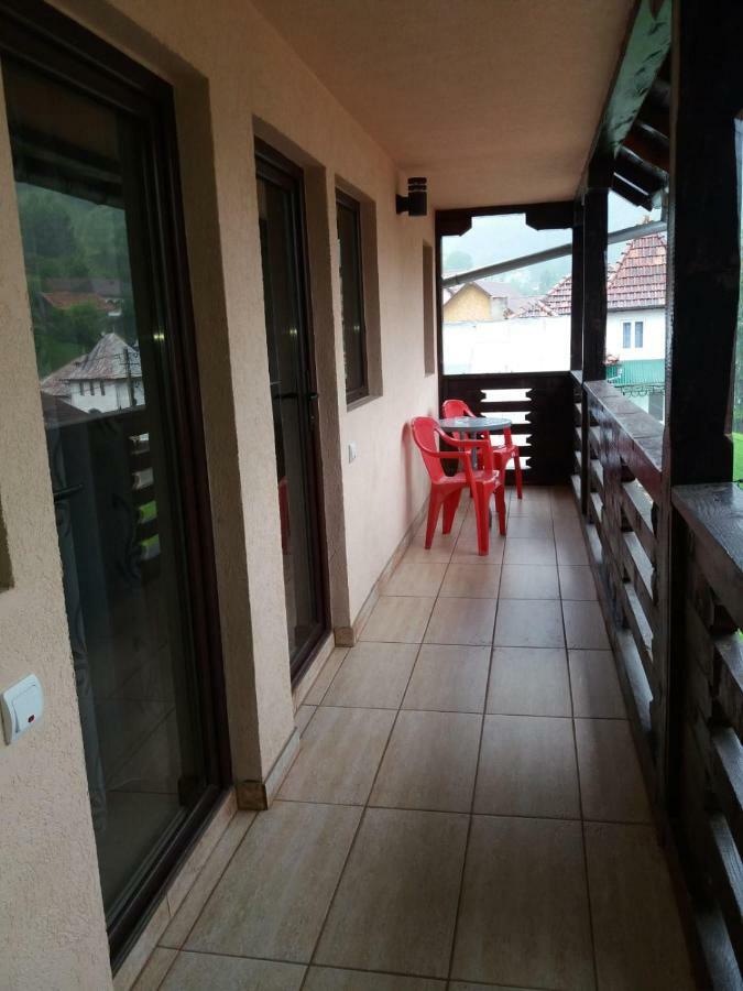 Lip Si Ely Hotell Dîmbovicioara Exteriör bild