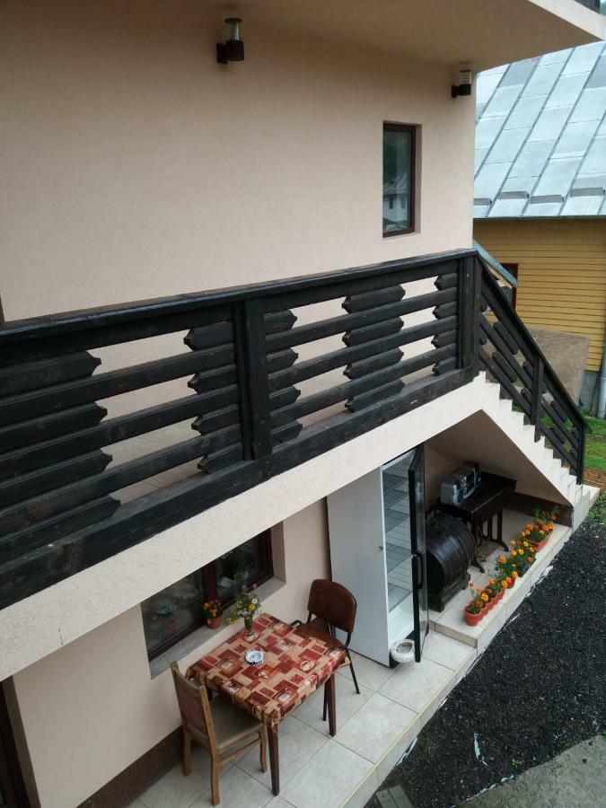 Lip Si Ely Hotell Dîmbovicioara Exteriör bild